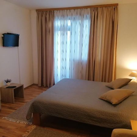 Apartment And Rooms Nevenka ポールヤナク エクステリア 写真