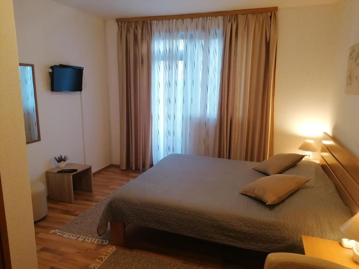 Apartment And Rooms Nevenka ポールヤナク エクステリア 写真